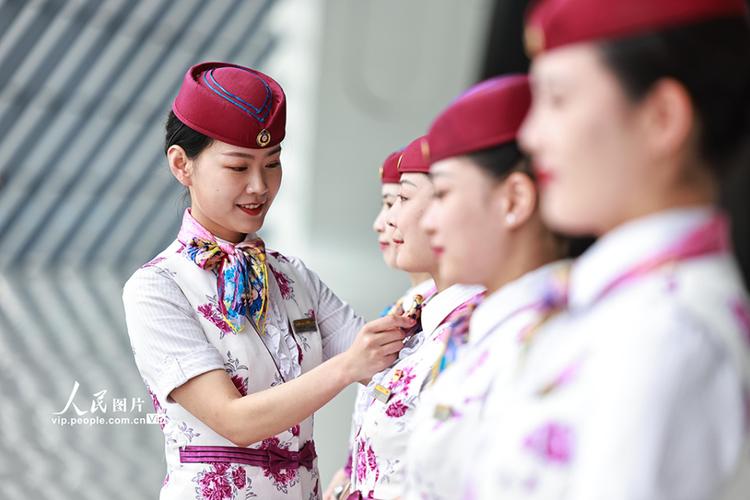 重庆高铁乘务员深化服务礼仪培训 让出行更温馨