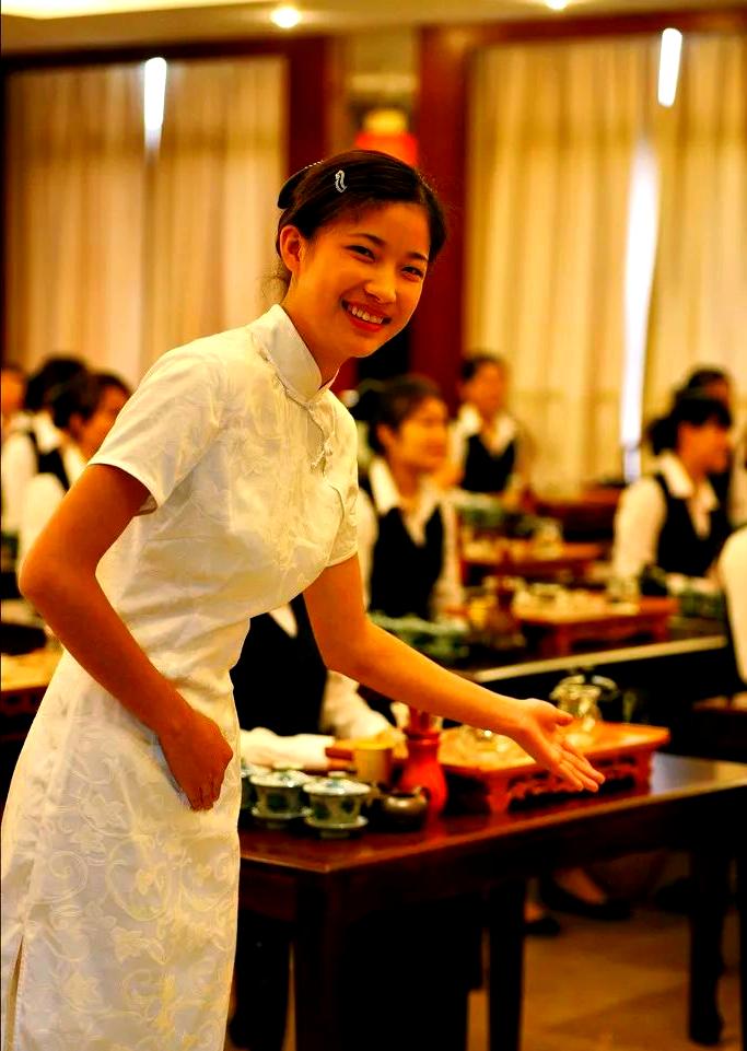 餐厅服务礼仪与细节:从接待到送别全面指南